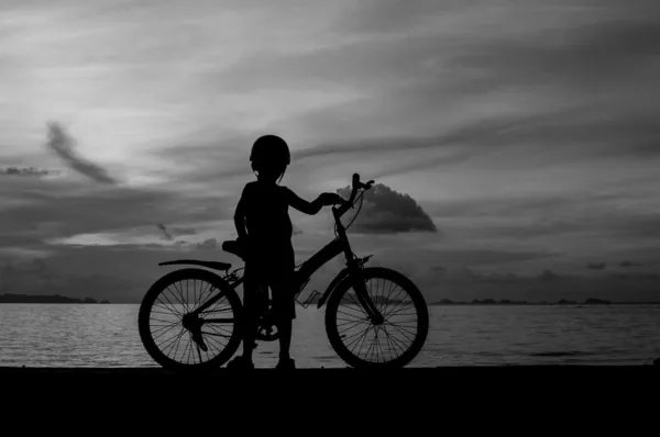 Jovem motociclista — Fotografia de Stock