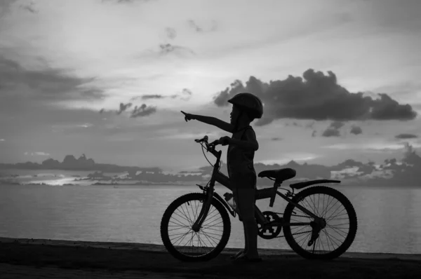 Nuori pyöräilijä — kuvapankkivalokuva
