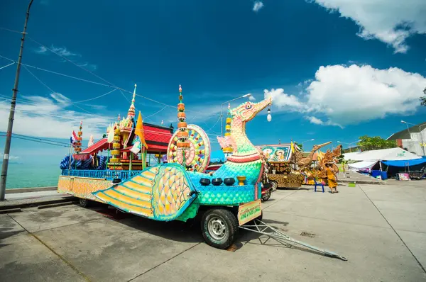 Ko samui - 15. November: "ngan duan sib" traditionelle buddhistische Festdekoration der Parade am 15. November 2012 in ko samui surat thani, Thailand. — Stockfoto
