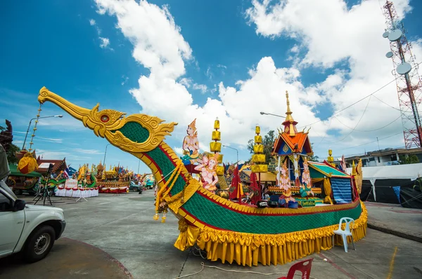 Ko samui - 15 november: "ngan duan sib" traditionella buddhistiska festivalen dekorationer av paraden den 15 november 2012 i ko samui surat thani, thailand. — Stockfoto