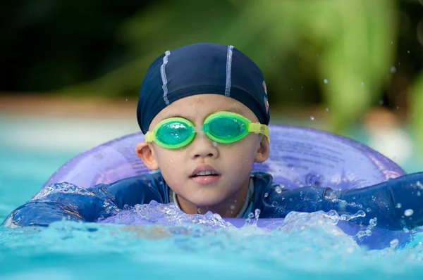 Zwemmen kid — Stockfoto