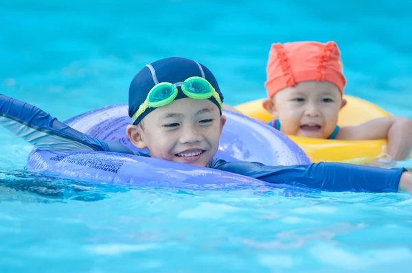 Plavání dítě — Stock fotografie
