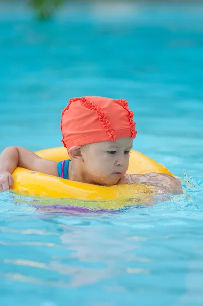 Zwemmen kid — Stockfoto