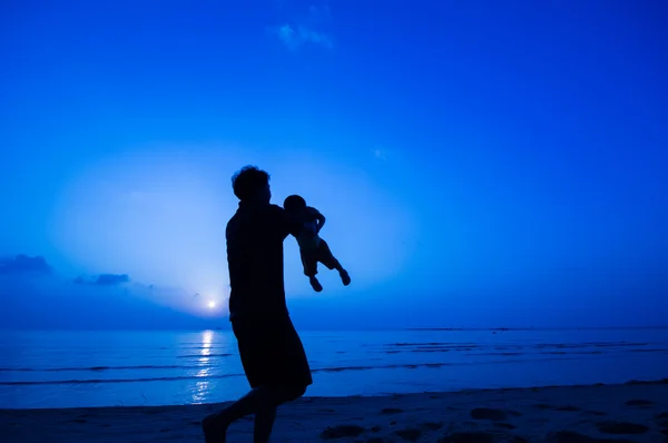 Silhouette di uomo felice che gioca con la figlia — Foto Stock
