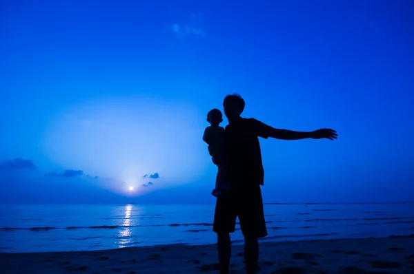 Silhueta de homem feliz brincando com a filha — Fotografia de Stock