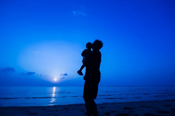 Silueta del hombre feliz jugando con su hija —  Fotos de Stock