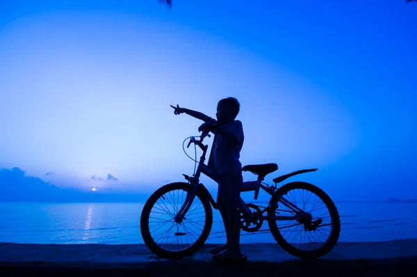 Silhouette eines kleinen Jungen mit Fahrrad — Stockfoto