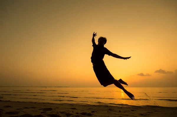 ジャンプ幸せな男のシルエット — ストック写真