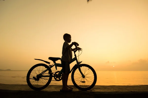 Silhuett av liten pojke med bycycle — Stockfoto