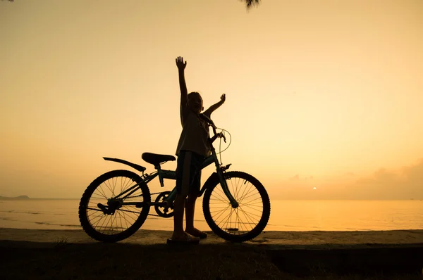 Silhouette di bambino piccolo con bicicletta — Foto Stock