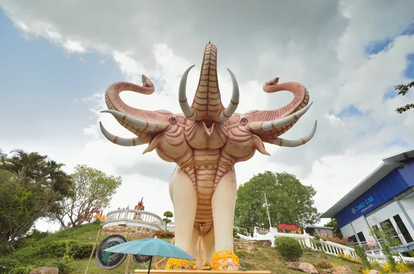ハジャイ - タイ内の 3 つの頭の象の彫刻します。 — ストック写真