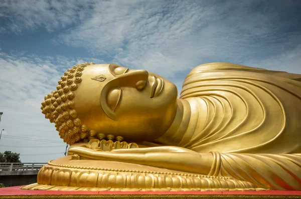 Reclinando Buda Dourado na província de Songkhla, sul da Tailândia — Fotografia de Stock