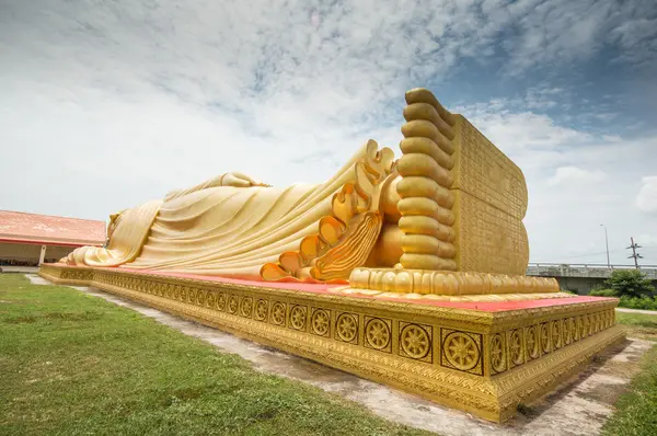 Reclining Golden Buddha at Songkhla province, south of Thailand — Stock Photo, Image