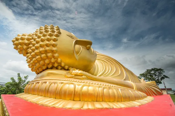 Fekvő arany Buddha: Songkhla tartomány, Dél-Thaiföld — Stock Fotó