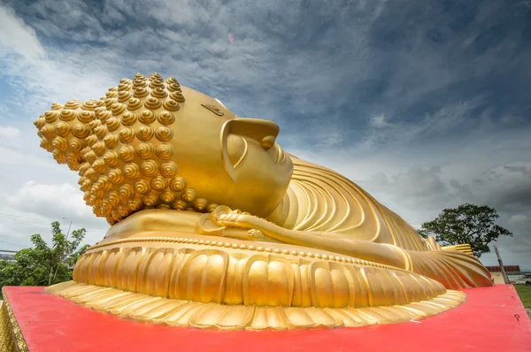 Buddha dorato reclinabile nella provincia di Songkhla, a sud della Thailandia — Foto Stock