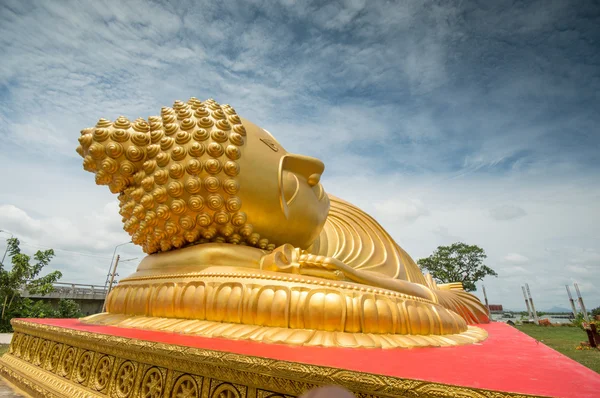 Reclinando Buda Dourado na província de Songkhla, sul da Tailândia — Fotografia de Stock