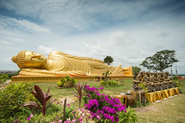 Reclinando Buda Dourado na província de Songkhla, sul da Tailândia — Fotografia de Stock