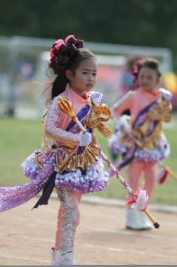 Spor geçit töreninde tanımlanamayan Tay öğrenciler