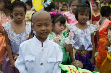 Spor geçit töreninde tanımlanamayan Tay öğrenciler