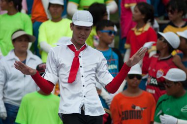 Spor geçit töreninde tanımlanamayan Tay öğrenciler