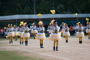 Spor geçit töreninde tanımlanamayan Tay öğrenciler