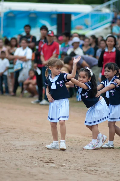 Niet-geïdentificeerde Thaise studenten in ceremonie tijdens sport parade — Stockfoto