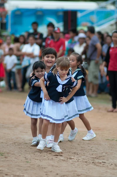 Unbekannte thailändische Studenten bei Zeremonie während Sportparade — Stockfoto