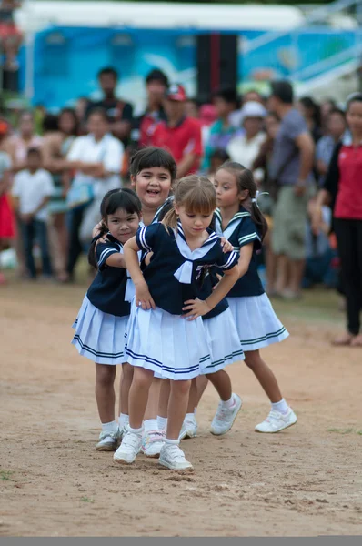 身份不明泰国学生在期间体育阅兵仪式 — 图库照片