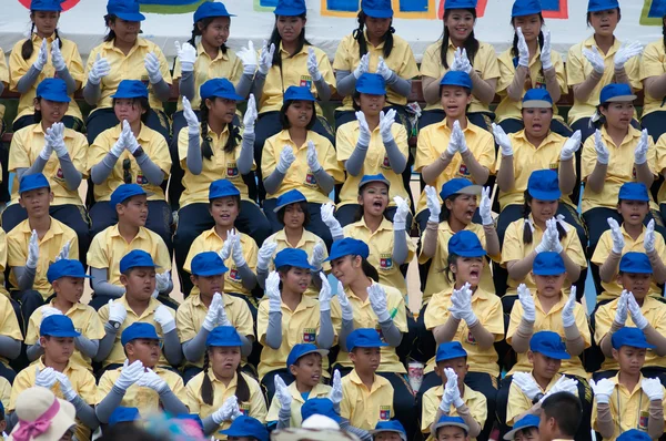 Étudiants thaïlandais non identifiés en cérémonie pendant le défilé sportif — Photo