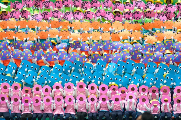 Niet-geïdentificeerde Thaise studenten in ceremonie tijdens sport parade — Stockfoto