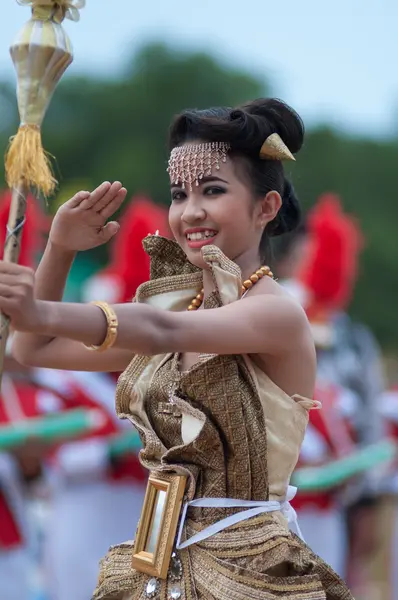 Unbekannte thailändische Studenten bei Zeremonie während Sportparade — Stockfoto