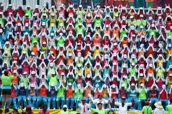 Niet-geïdentificeerde Thaise studenten in ceremonie tijdens sport parade — Stockfoto