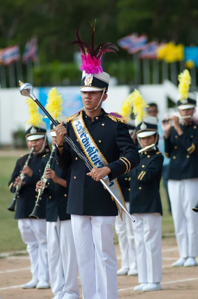 Niet-geïdentificeerde Thaise studenten in ceremonie tijdens sport parade — Stockfoto