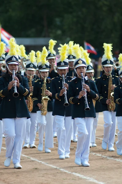 Niet-geïdentificeerde Thaise studenten in ceremonie tijdens sport parade — Stockfoto