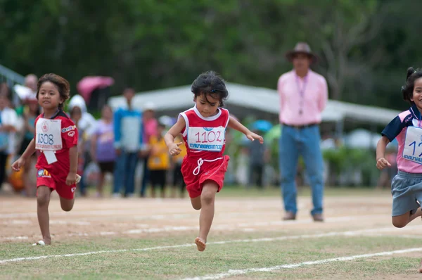 Étudiants thaïlandais non identifiés en cérémonie pendant le défilé sportif — Photo