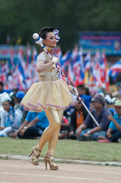 Niet-geïdentificeerde Thaise studenten in ceremonie tijdens sport parade — Stockfoto