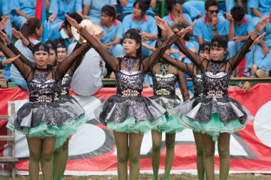 Spor geçit töreninde tanımlanamayan Tay öğrenciler