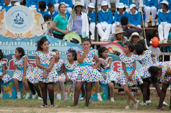 Unbekannte thailändische Studenten bei Zeremonie während Sportparade — Stockfoto