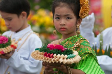 Spor geçit töreninde tanımlanamayan Tay öğrenciler