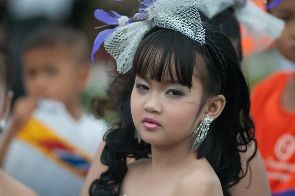 Niet-geïdentificeerde Thaise studenten in ceremonie tijdens sport parade — Stockfoto