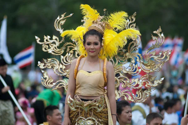 Niet-geïdentificeerde Thaise studenten in ceremonie tijdens sport parade — Stockfoto