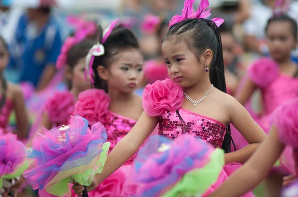 Oidentifierade thailändska studenter i ceremonin under sport parad — Stockfoto