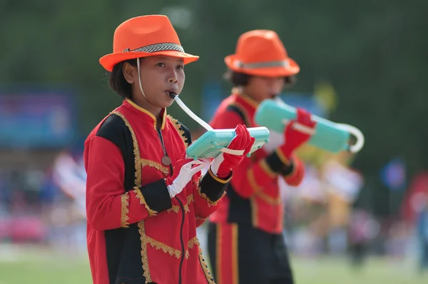 Niet-geïdentificeerde Thaise studenten in ceremonie tijdens sport parade — Stockfoto