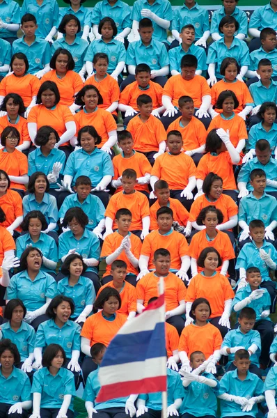 Niet-geïdentificeerde Thaise studenten in ceremonie tijdens sport parade — Stockfoto