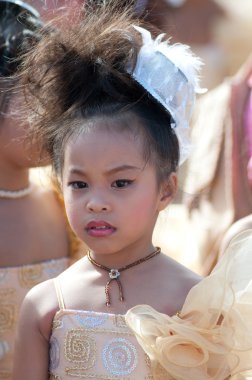 Spor geçit töreninde tanımlanamayan Tay öğrenciler