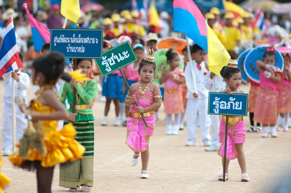 Oidentifierade thailändska studenter i ceremonin under sport parad — Stockfoto