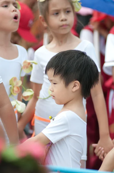 Niet-geïdentificeerde Thaise studenten in ceremonie tijdens sport parade — Stockfoto