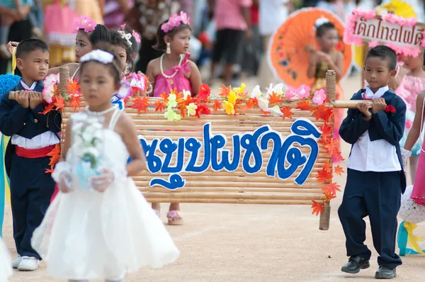 Niet-geïdentificeerde Thaise studenten in ceremonie tijdens sport parade — Stockfoto