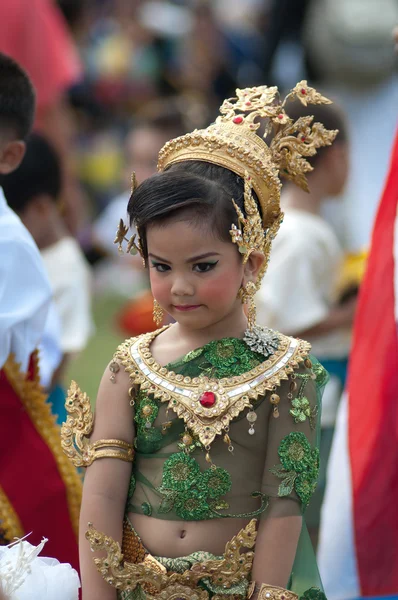 Niet-geïdentificeerde Thaise studenten in ceremonie tijdens sport parade — Stockfoto