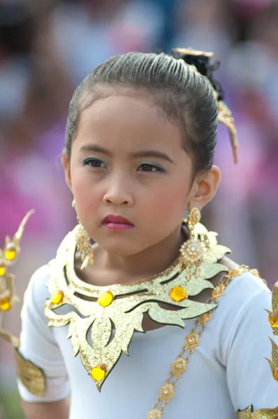 Niet-geïdentificeerde Thaise studenten in ceremonie tijdens sport parade — Stockfoto